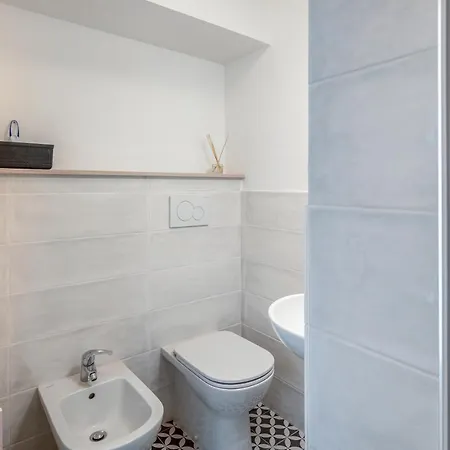 Family & Friends With Shared Bathroom Apartment
