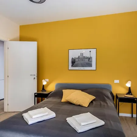 Family & Friends With Shared Bathroom Apartment *