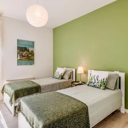 Family & Friends With Shared Bathroom Apartment *