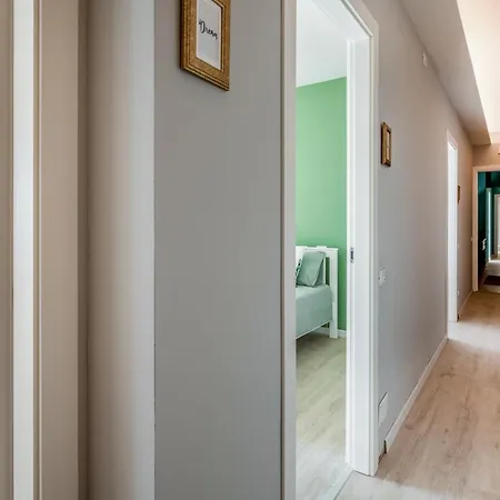 Family & Friends With Shared Bathroom *