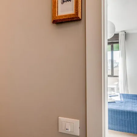 Family & Friends With Shared Bathroom