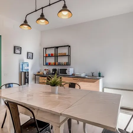 Guesthost - Family & Friends With Shared Bathroom