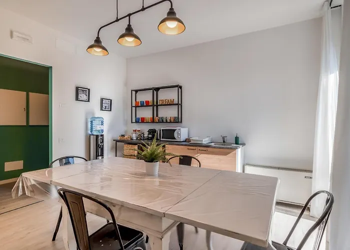 Guesthost - Family & Friends With Shared Bathroom